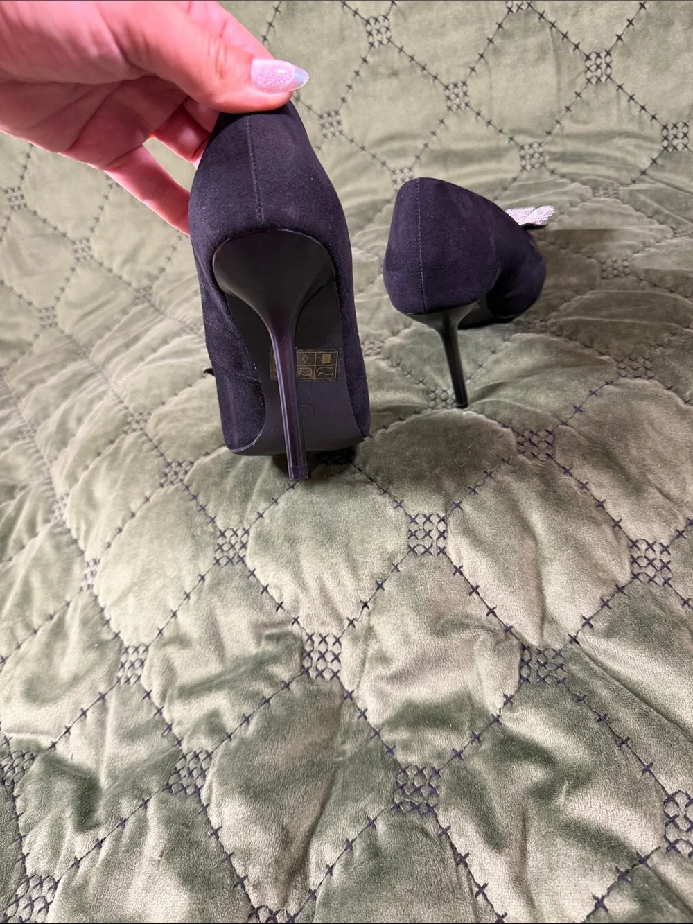 Journee Collection Black Pointed Toe Pumps with Crystal Bow Accent - Picture 3 of 6